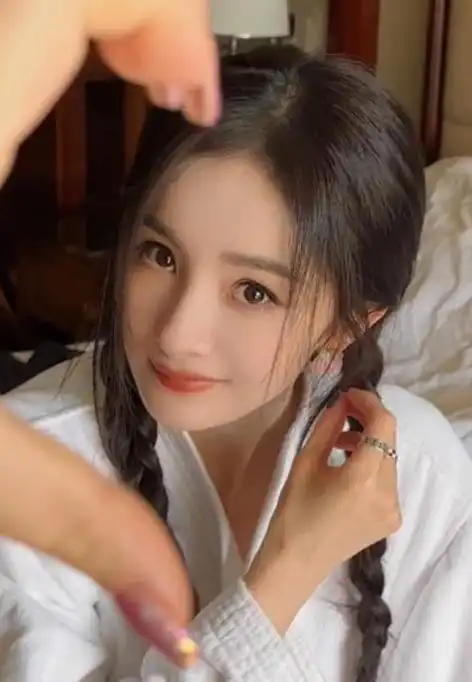 杨幂情人节晒美照,扎双麻花辫俏皮灵动如初恋,戴戒指引猜疑