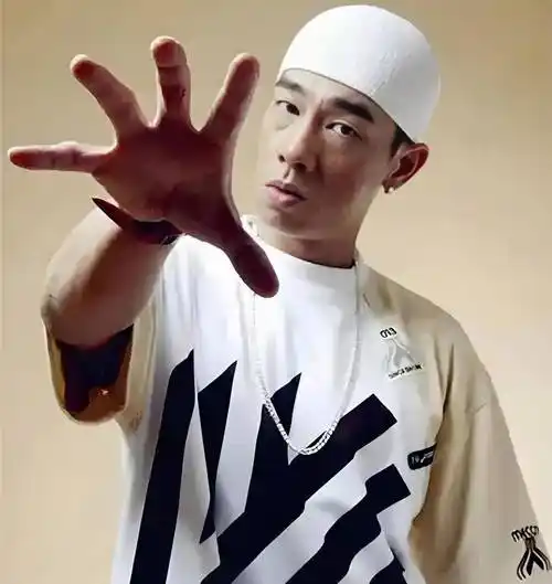 陈小春突然想起自己签了保密协议,杨迪揭秘陈小春春晚大秘密