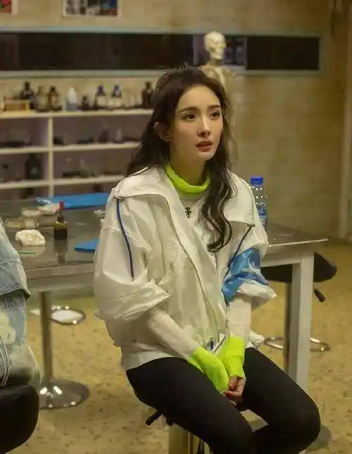 继杨幂之后,关晓彤再一次将健美短裤穿火,网友:大长腿太瞩目了_妹妹