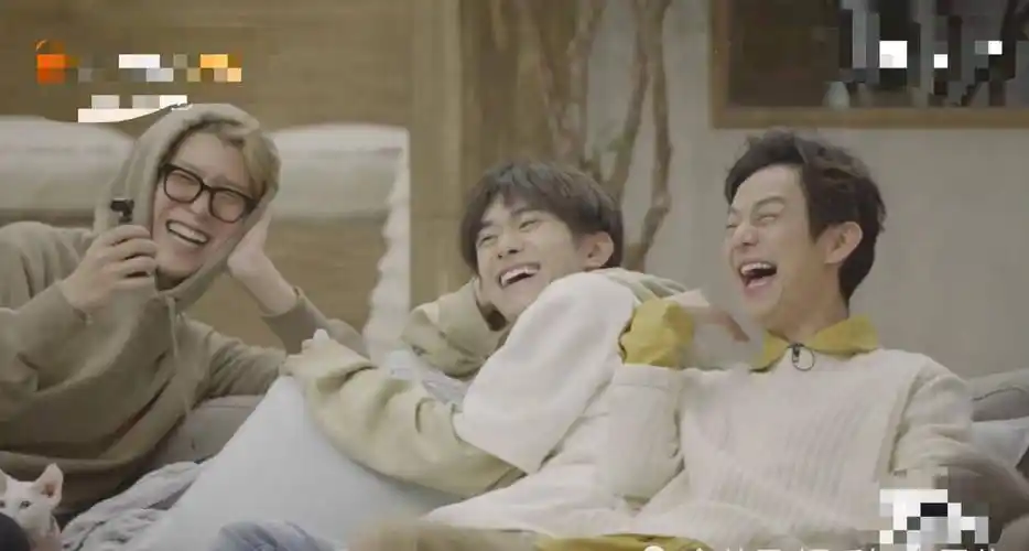 以为大五岁结果是同龄,范丞丞易烊千玺同框,一个早熟一个孩子气