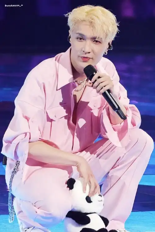 张艺兴2023大航海巡演##张艺兴成都演唱会##张艺兴粉衣造型直