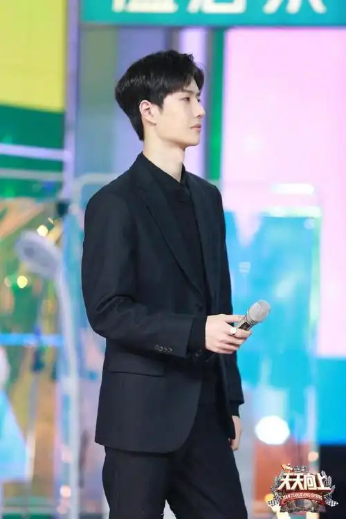 《天天向上》发布王一博新鲜剧照 实习牙医王医生下班后的look有