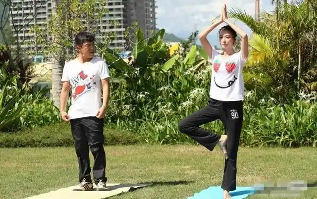 林志玲教黄渤做瑜伽,林志玲弯腰瞬间,黄渤表情引发网友热议!
