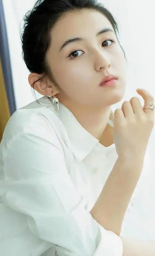 张子枫粉嫩佳人绚丽写真,优雅迷人!