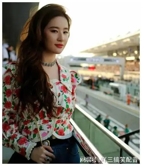 表姐晒与刘亦菲合照示爱果然是一家子漂亮基因