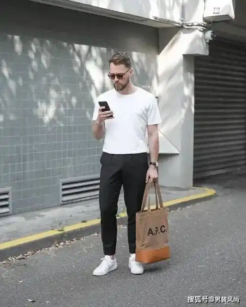 夏季男士白色短袖t恤搭配西裤小白鞋,打造夏日时尚休闲风格
