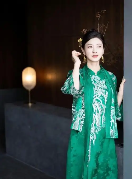 被一丝不露的斓曦惊艳不整容不打针气质甩当红女星几条街