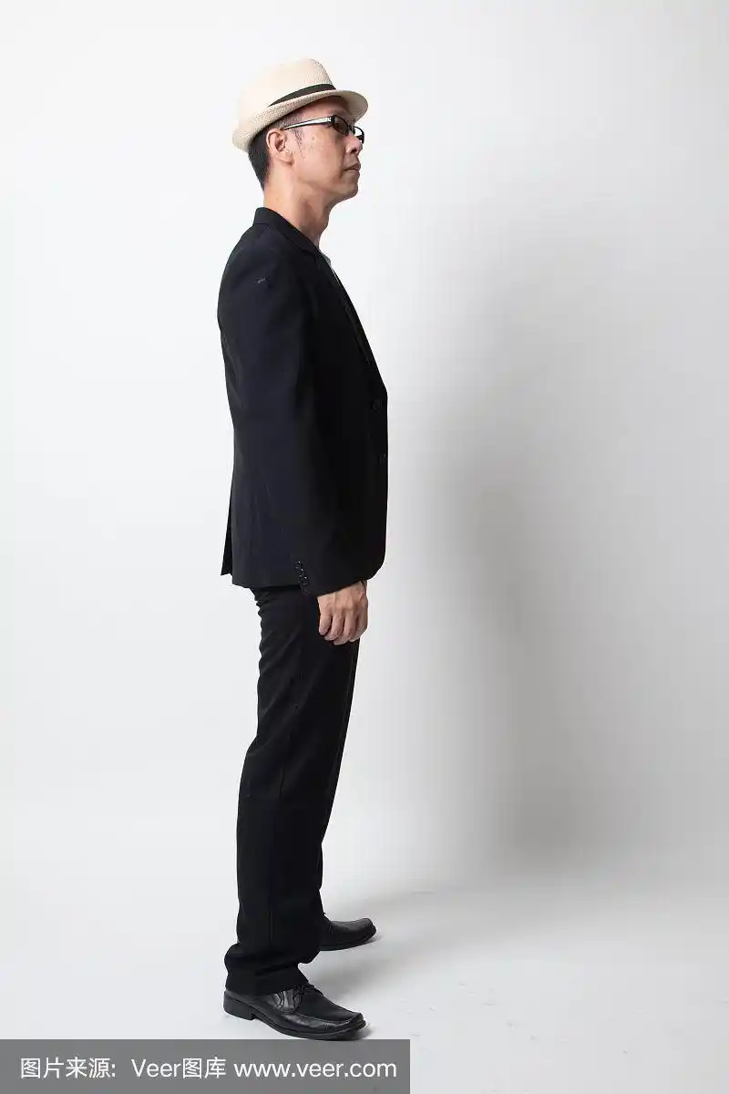 一个成年亚洲男人的全身侧视图.