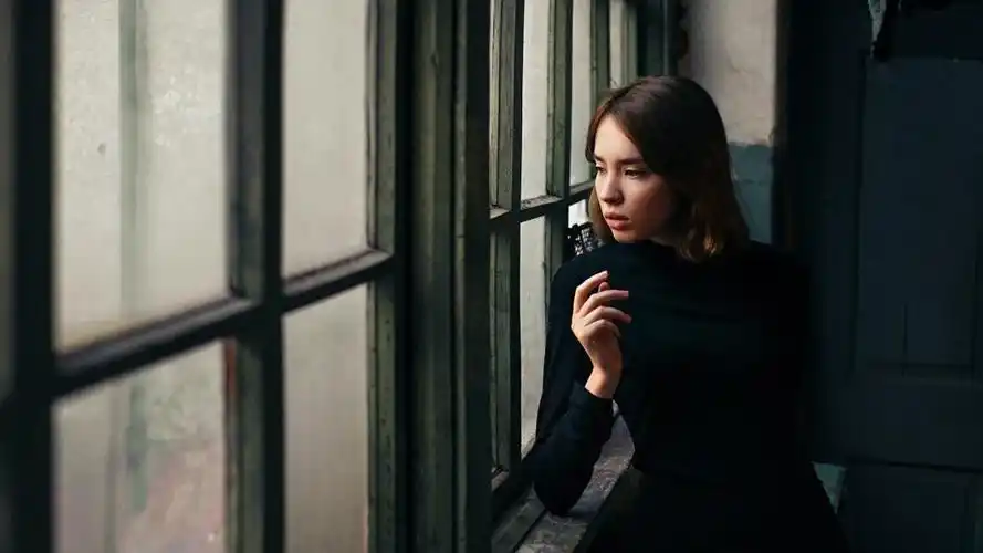 一个人抱头心碎绝望的伤感图片