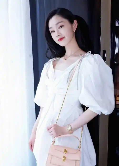 最终,宋轶开始了另一段感情.男友对她温柔,但她却始终无法敞开心扉.