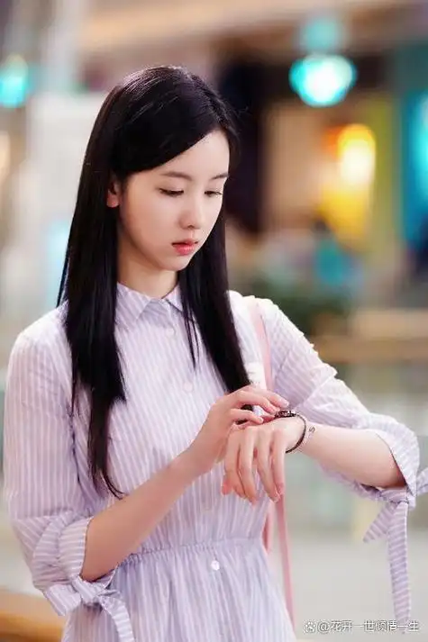 章泽天现身戛纳晚宴被认成陈都灵,两位美女都拥有璀璨人生!