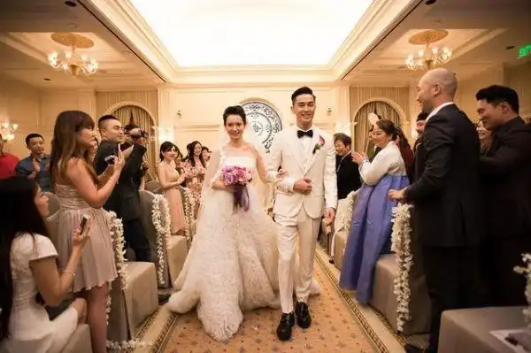 曝戚薇已怀孕一两个月 与李承铉奉子成婚