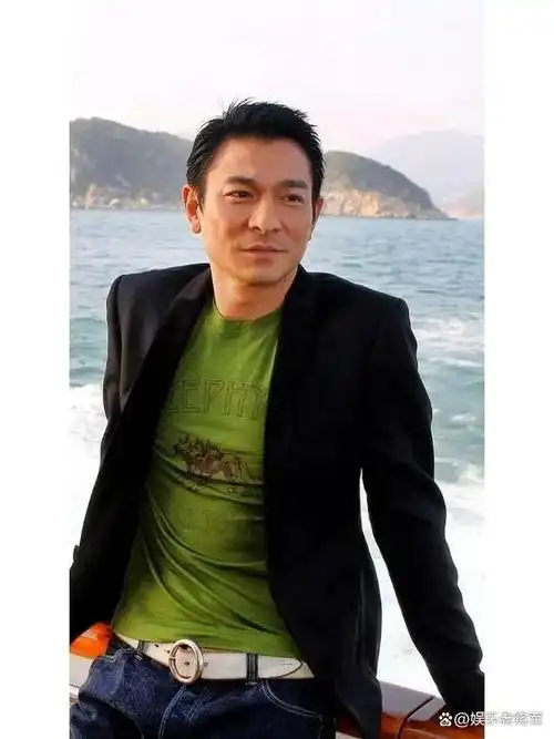 62岁刘德华现身变老太多戴老花镜头发花白网友天王也老了