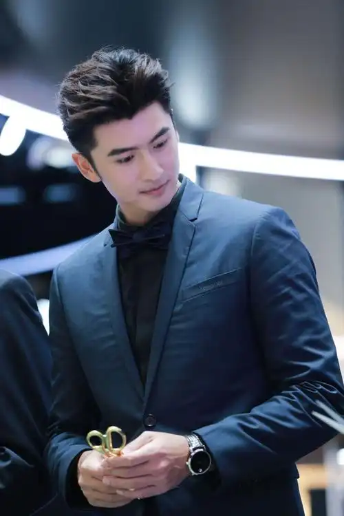 张云龙穿深蓝色西装内搭黑色衬衫绅士儒雅台上凹造型帅气十足