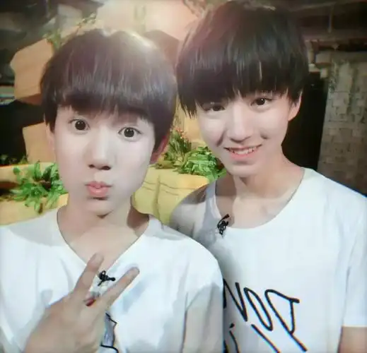 王俊凯 王源两个都是优秀的会发光的男孩子