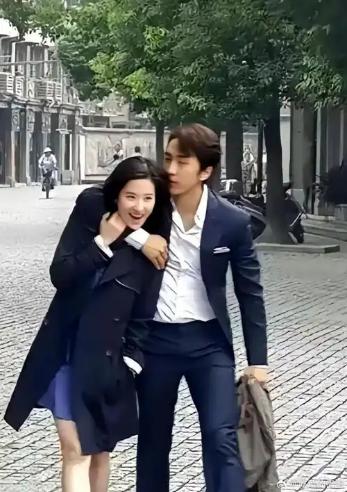 宋承宪,作为韩国极具影响力的青春偶像,拥有庞大的粉丝基础和高人气.