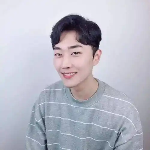 男生三七分烫发发型