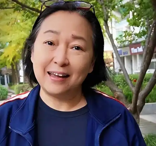 2018年方芳来到内地发展并参加了当年的春节晚会,与张晨光,王姬表演