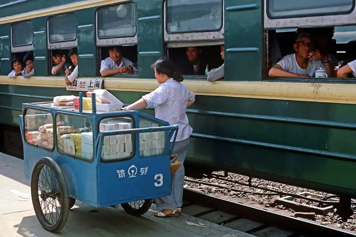 九十年代坐火车是什么体验,一位大叔回忆起那个车匪路霸横行的年代.