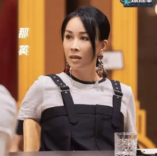 原创那英成功追星杨紫激动把杨紫拍倒地上她下意识反应却成焦点