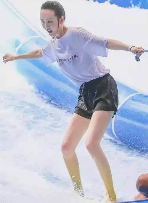 王鸥太野了穿着打底裤直接下水浮出水面那一刻真性感