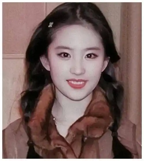 刘亦菲上大学时无人追,学生照曝光,网友纷纷惊呼谁敢接近?_人们_美貌_