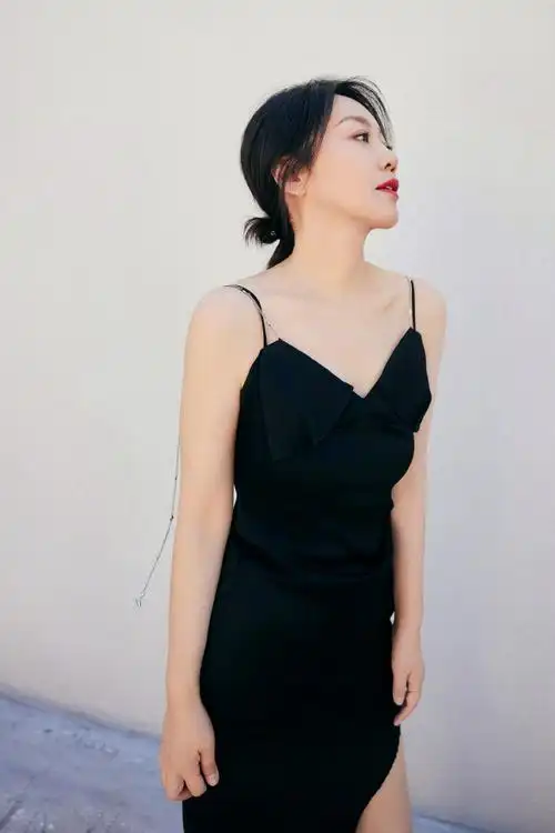 闫妮first闭幕红毯黑裙造型##first青年电影展