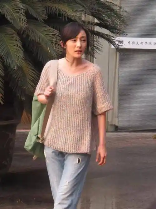 杨幂多年前拍戏照片曝光:造型土气脖子前倾,网友:果然人靠衣装