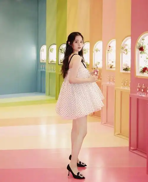 在鞋子的搭配上,欧阳娜娜选择了一双黑色的酒杯跟尖头水晶方扣设计的