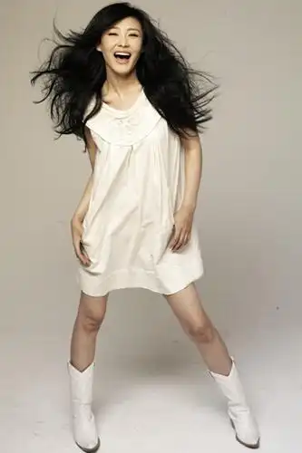 组图:实力歌手徐千雅冷艳写真 千姿百态