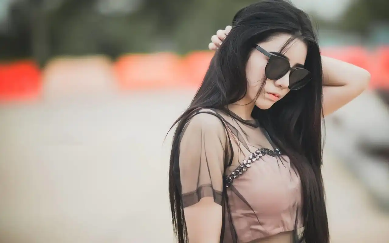 泰国超酷墨镜美女户外写真唯美高清壁纸