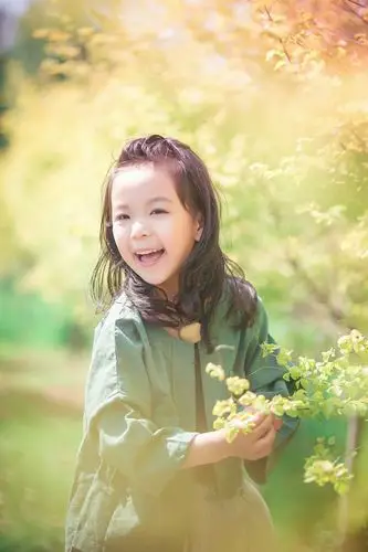 笑起来迷人的小女孩