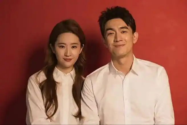 刘亦菲林更新的这个结婚照一看就是中年男女,一点都不像20多的