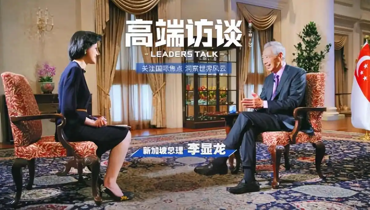 主持人邹韵走红,采访李显龙被赞大国风范,教育经历不简单