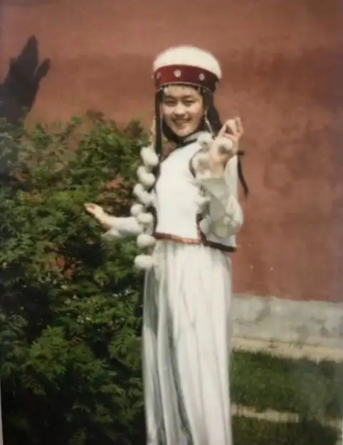 老戏骨晒旧照惹回忆刘晓庆眉眼似画中人王丽云颜值青涩气质佳