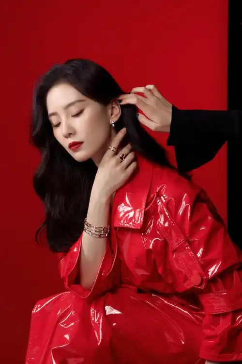 好温柔的一位气质美人,爱亖了!#刘诗诗白衣黑裙造型