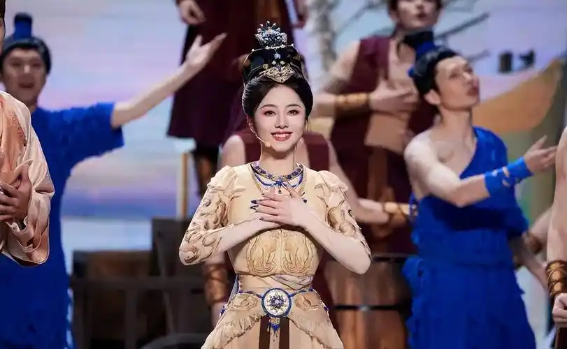 谭松韵展示柔美舞姿,笑容灿烂迷人,俏皮灵动更显少女感_表演_观众