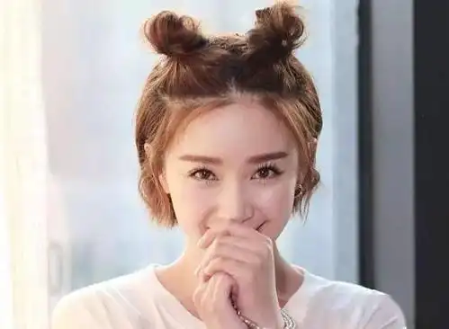 2021年流行的"双丸子头",高级还减龄满满,时髦精们早换上了!