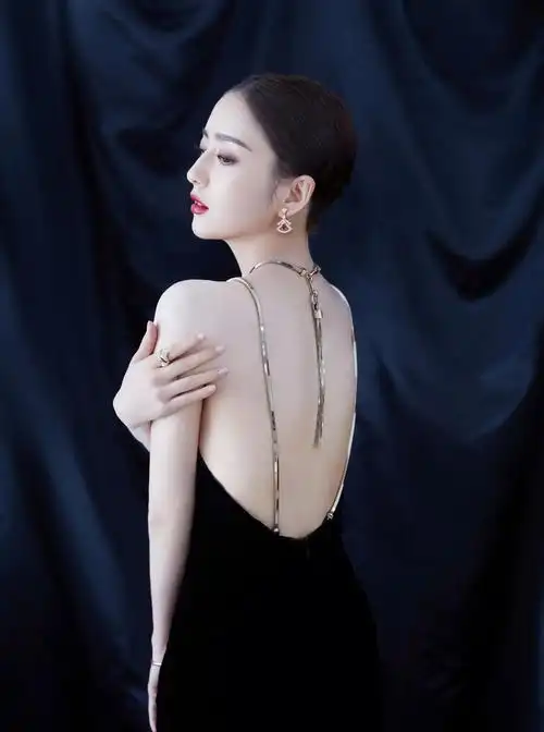 佟丽娅身着黑色西装裙搭配流苏耳饰,举手投足间尽显优雅气质