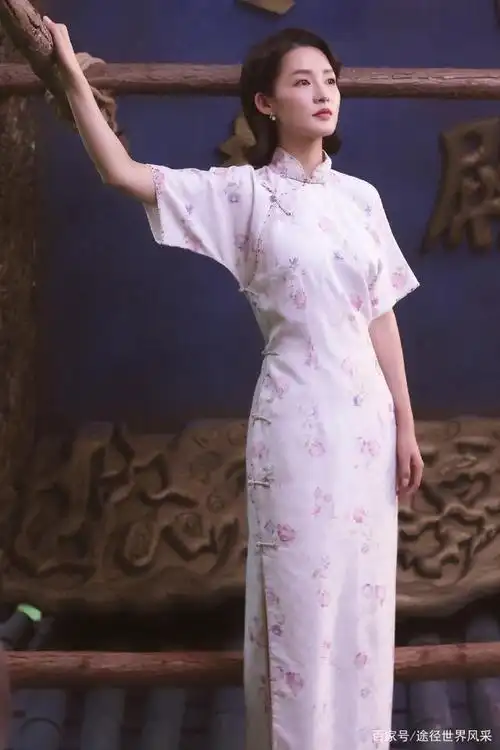 李沁穿旗袍扮演林徽因,一颦一笑神似才女,温婉气质迷人动图太美