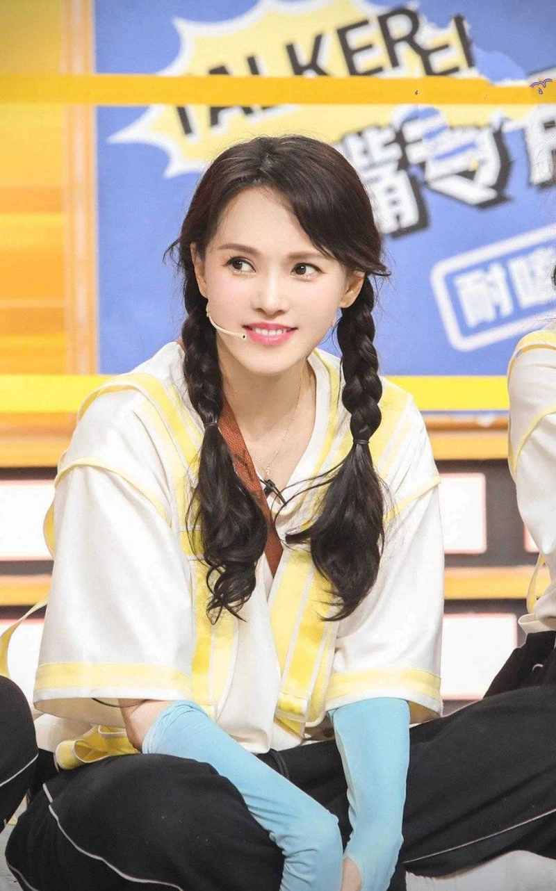 原创伊能静的装嫩功夫了得白色短袖上衣搭配运动裤妥妥的冻龄女神