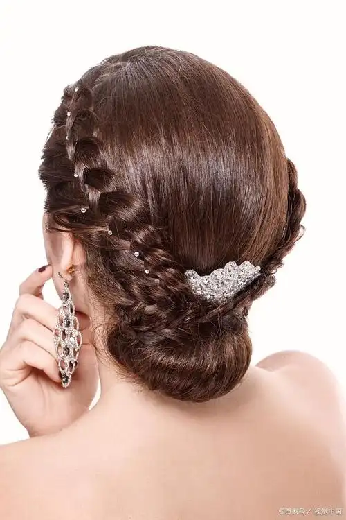 三,盘发小技巧在盘发过程中,可以适当使用发胶或定型喷雾来固定发型