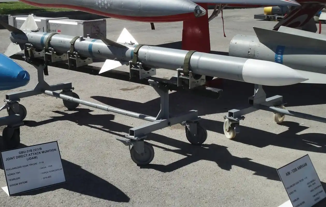 美制aim-120空空导弹威力强大,价格高得离谱,让采购方抓狂!_美军