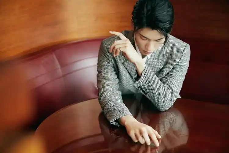 王子异lv 2021春夏男士时装大秀 暗纹格西装加身帅气稳重