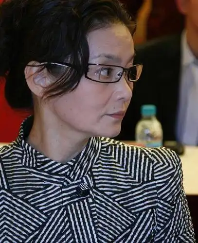 快70岁的潘虹状态太真实,素颜上台都显精致,老艺术家气质真难得