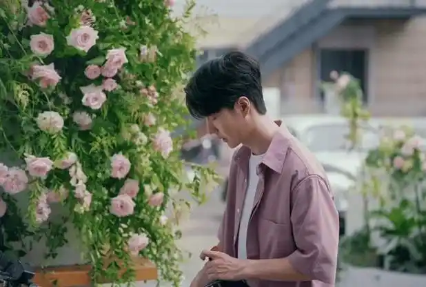 王一博最近短片释出,片中的他身着灰绿色风衣