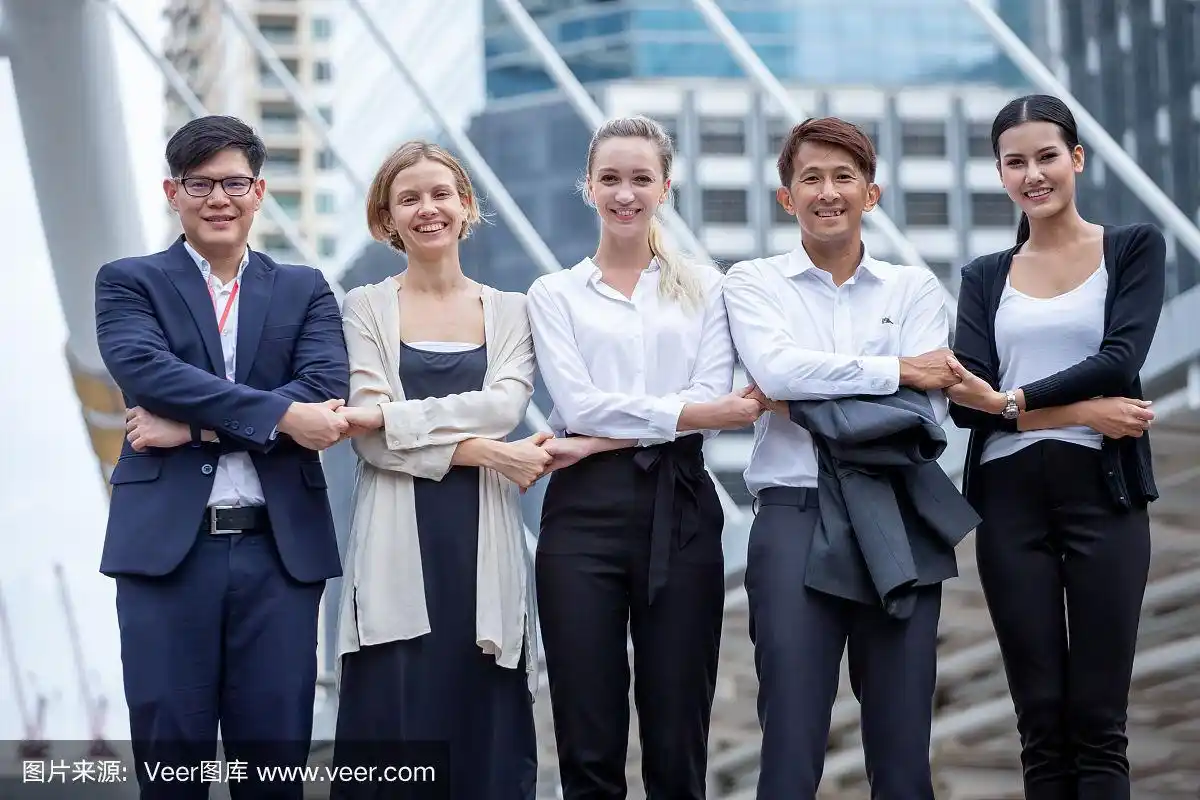 五人商务团队会议在城市户外排队企业,连接,相聚,团队合作,和谐的理念