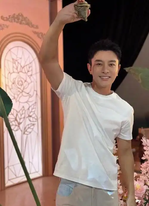 贾乃亮与短发美女回家,疑似恋情曝光,复婚传闻不攻自破