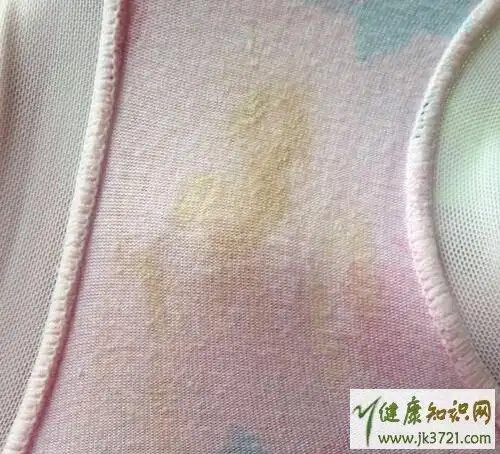 内裤上白色的东西是什么,内裤上有白色分泌物干的正常吗_白带_臀部