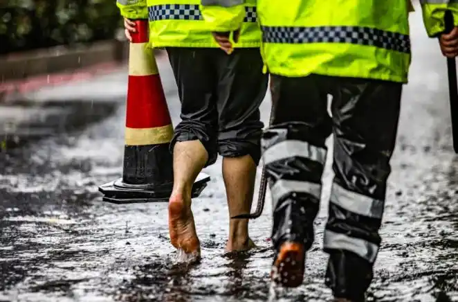 沭阳知名房企总经理赤脚上阵……_腾讯新闻